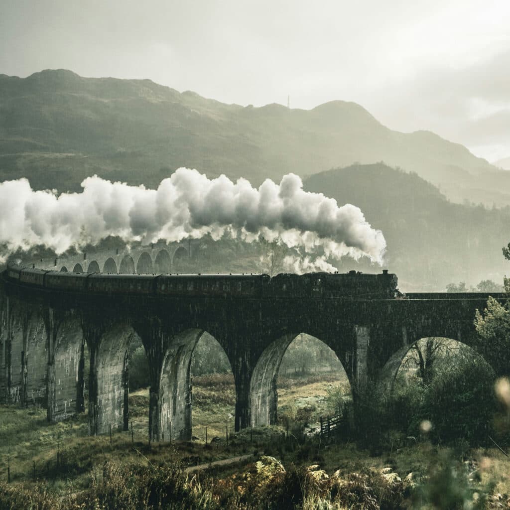 Ett äldre tåg som åker över en stenbro